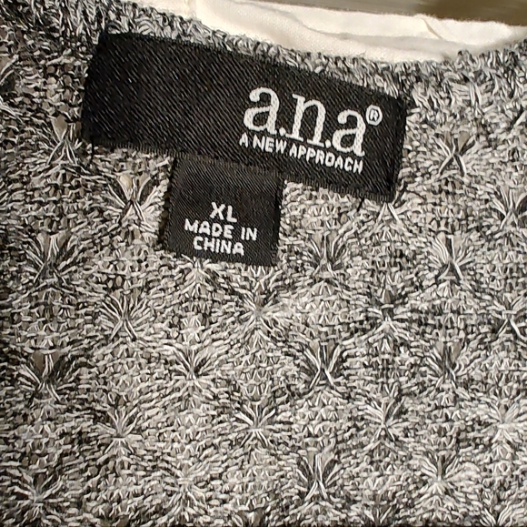 7 Piece Women's XL Black & White Bundle! 🖤 - Picture 6 of 16